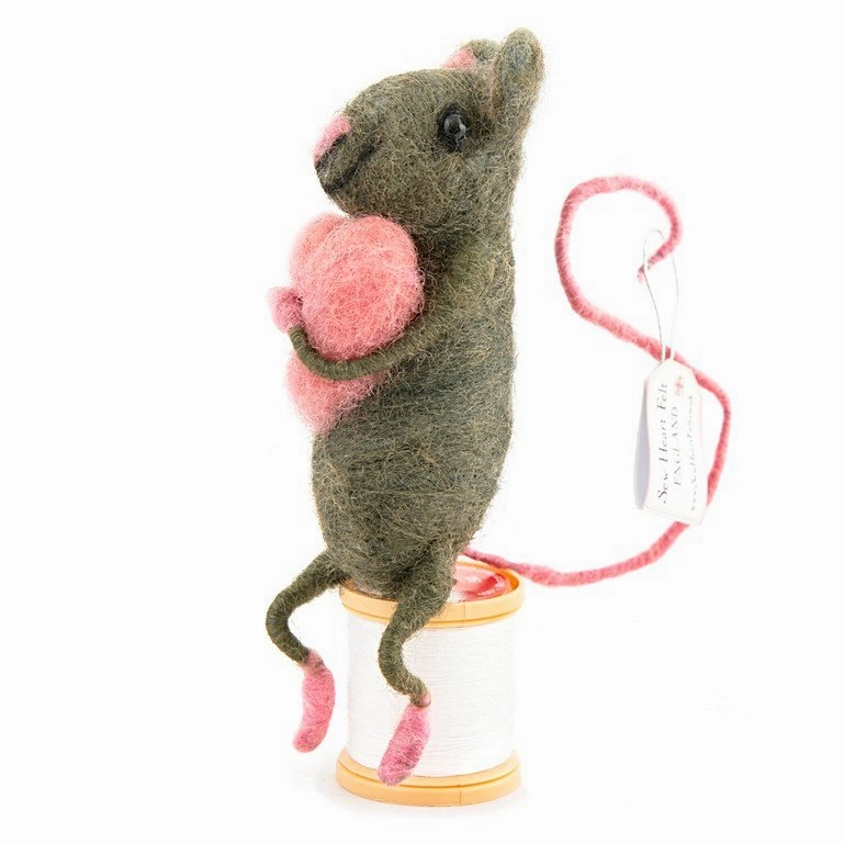 Felt Sitting Hugging Heart Mouse