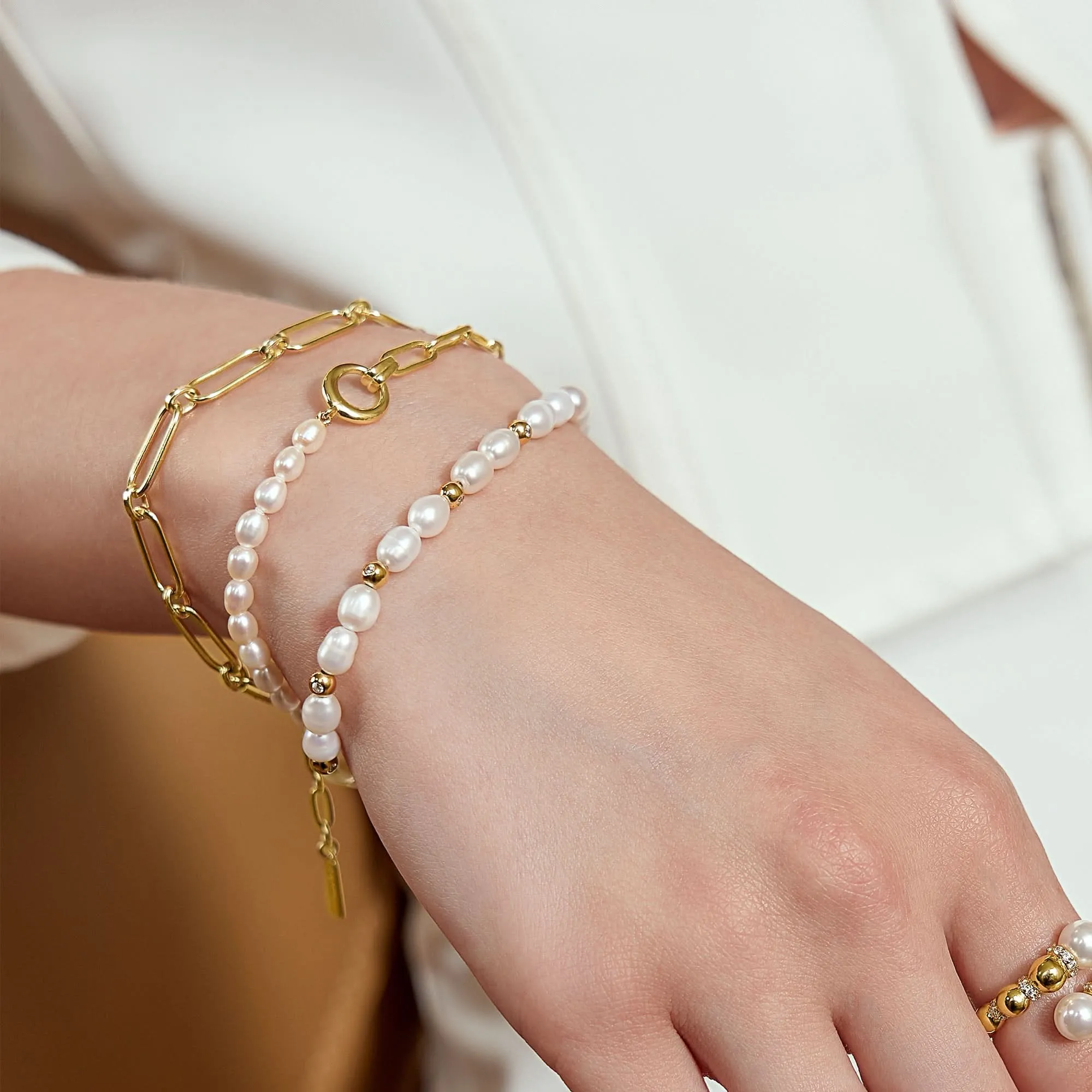 Bracelet Ania Haie en or avec perle d'eau douce blanche et zircone cubique sertie sur le contour B058-05G Bijoux Ania Haie