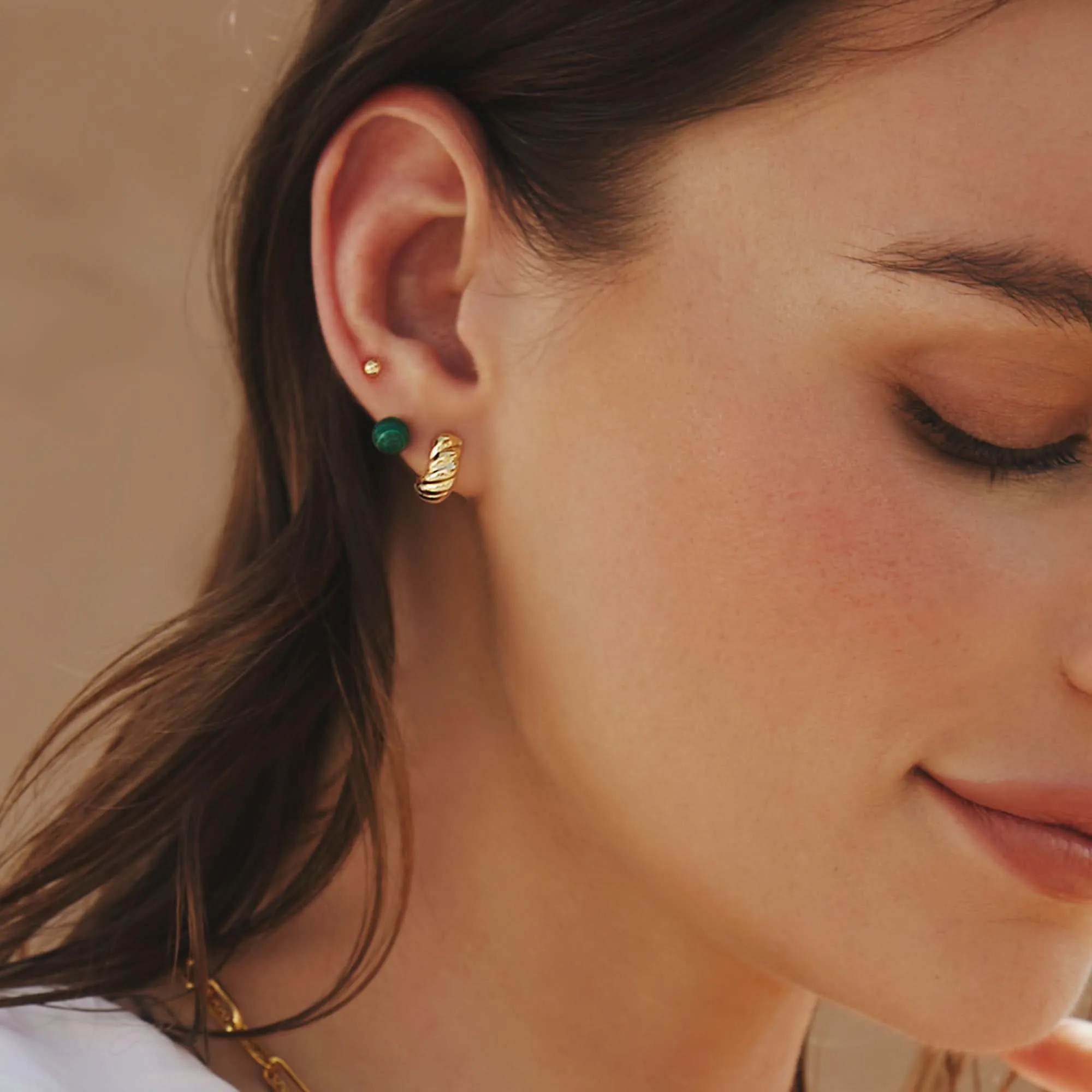 Boucles d'oreilles à clous Sphère Malachite Or E063-02G Ania Haie Jewellery