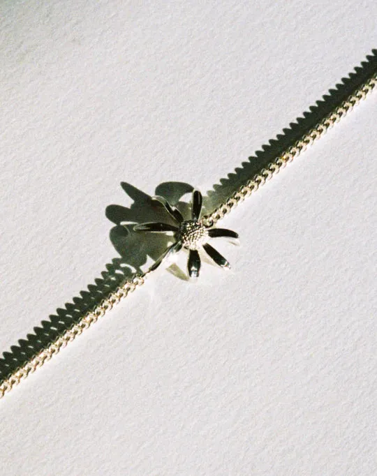Meadowlark Jewellery Meadowlark - Bracelet Charme Pâquerette 17cm en Argent Sterling