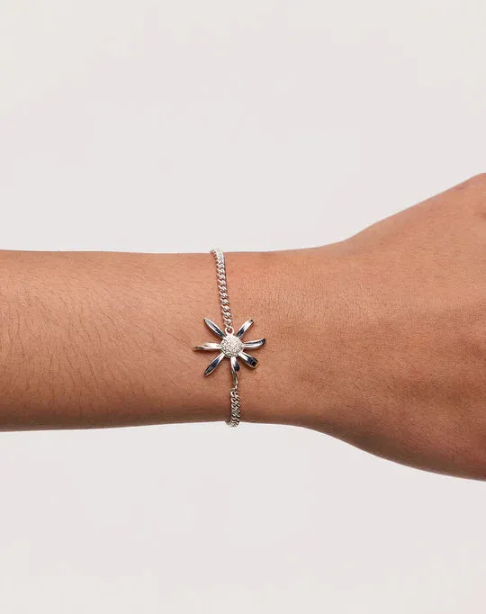 Meadowlark Jewellery Meadowlark - Bracelet Charme Pâquerette 17cm en Argent Sterling