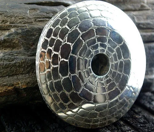 Épingle ronde en motif alligator argenté Patricia Von Musulin