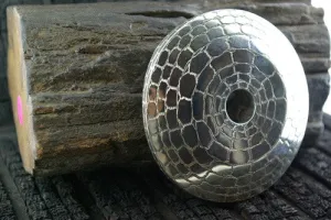 Épingle ronde en motif alligator argenté Patricia Von Musulin
