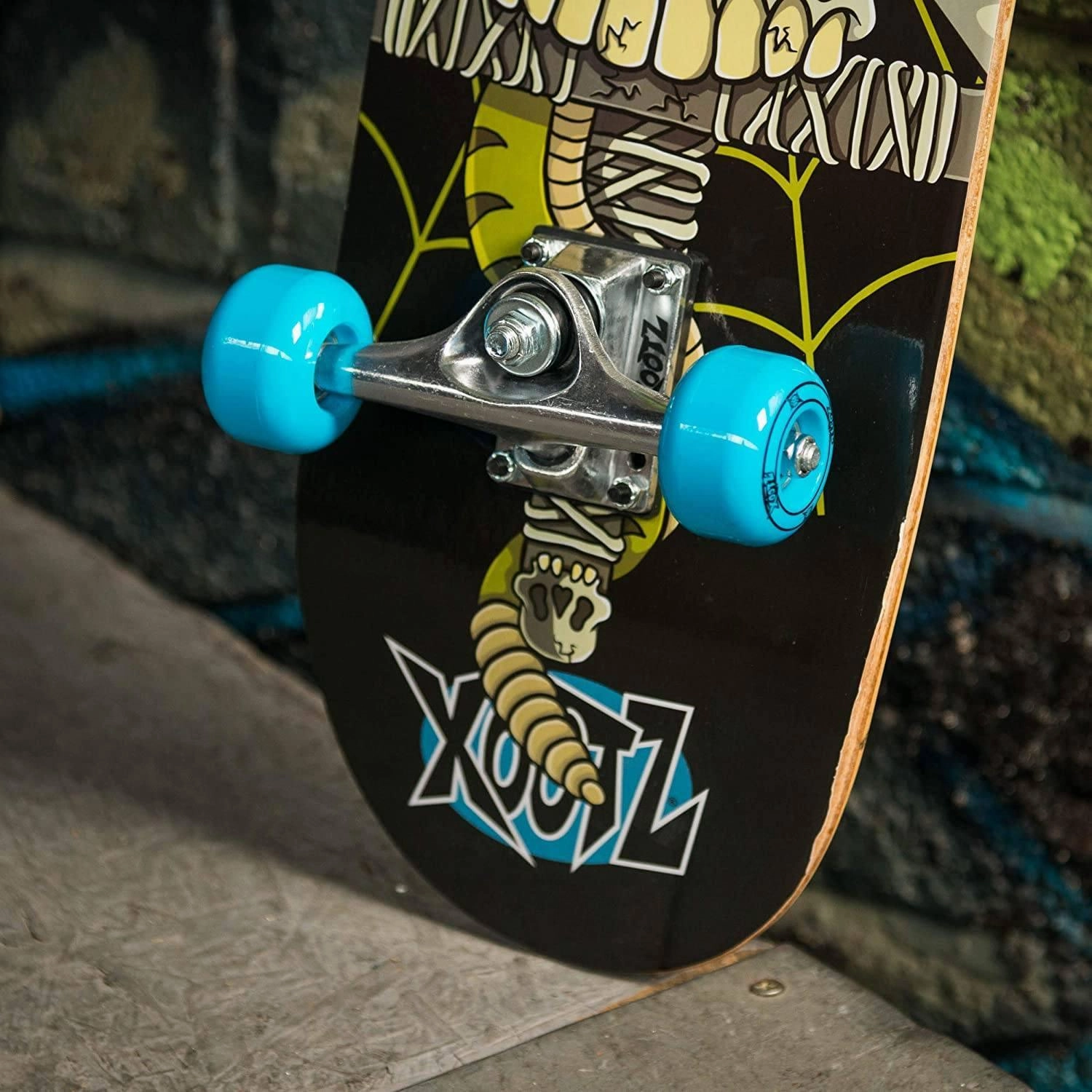 XOOTZ Double Kick 31-Inch Trick Skateboard, Snake Skull